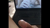 La mia ragazza mi vede guardare un porno e si masturba