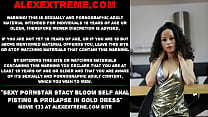 La pornostar sexy Stacy Bloom si fa fisting anale e prolasso in abito dorato