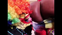 Victoria Cakes Pussy wird von Gibby, dem Clown, geschlagen
