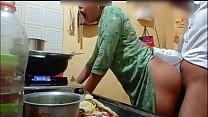 Femme sexy indienne se fait baiser pendant la cuisine