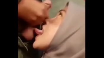 Pacarku jilbab suka ngemut kontol