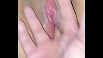 Chica de vagina rosa recién depilada se deja meter los dedos en la bañera