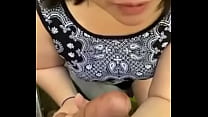 Une jeune femme asiatique au hasard suce une bite dans un parc public