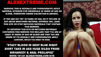 Стейси Блум в сексуальной синей ночной рубашке принимает в жопу огромный дилдо от mrhankey и анальный пролапс