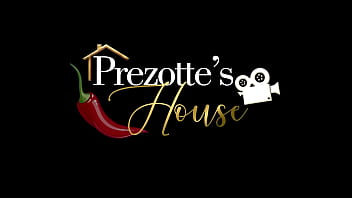 Look at the pauzuda transvestite, Sabrina Prezotte does a super yummy floor while massaging and hydrating her body. - Prezotte's House