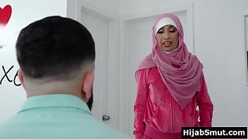 Мусульманская девственница в хиджабе получает урок секса