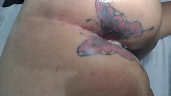 MARY BUTTERFLY happy and smiling being pulled up and fucked by friend without a condom, clogs the ass of cum that comes to flow, all this in front of the corninho that films everything