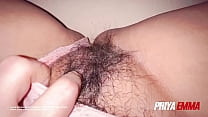 Sobrina latina en bragas muestra su coño peludo y sus grandes tetas Casera Video de sexo porno indio