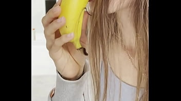Трахнула себя бананом до оргазма и съела его