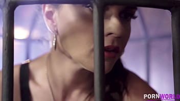 Latina en cage en costume de latex Strap Marta La Croft Deepthroats Monster BBC dans le sous-sol