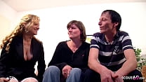 Una casalinga tedesca matura scopa una vecchia vera coppia in un trio FFM