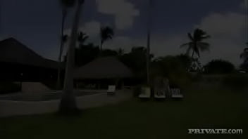 Jennifer y Kathy están en el Caribe con sus amantes teniendo sexo