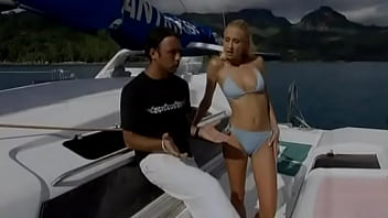 Julie seduz e fode Greg enquanto navega nos trópicos