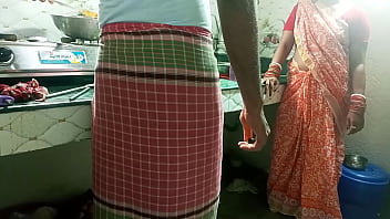 A patroa conseguiu que a empregada da cozinheira fodesse sua buceta na cozinha! em clara voz hindi
