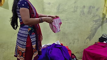 Por mil rúpias, a jovem empregada tirou o vestido e matou sua buceta.