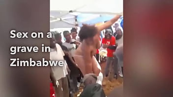 Зимбабвийская женщина трахается на могиле