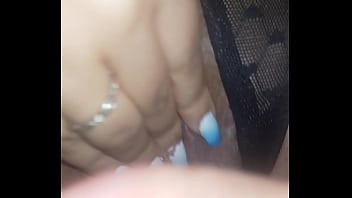 友人は私の妻に指をぶつけて来させました。