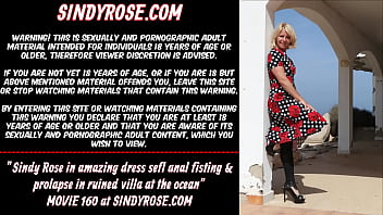 Sindy Rose in un vestito fantastico con fisting anale e prolasso in una villa in rovina sull'oceano
