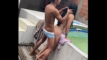 atrapado en la piscina teniendo sexo