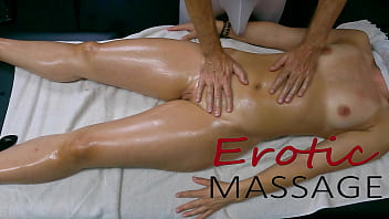 College junge Frau bekommt erotische Massage