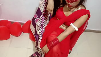 赤いサリーを着た新婚のインド人妻がデジ夫とバレンタインを祝う - フルヒンディー語ベストXXX