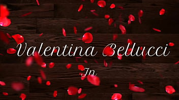 Die geile Euro-MILF Valentina Bellucci hilft ihrem Ehemann, Stress abzubauen