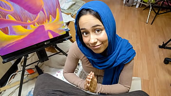 La sorellastra musulmana tiene l'hijab mentre scopa il fratellastro - Dania Vega