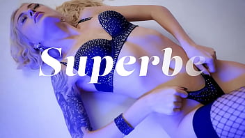 SUPERBE - (Estelle Fox) - Une superbe mannequin ukrainienne montre son corps chaud lors de sa première apparition