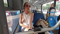Une fille chevauche un bus public avec des seins nus