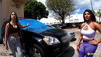 Roadside - Zoey Reyes y Ariel Pure Trío para salir de costosas reparaciones de autos