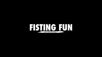 Fisting Fun Advanced, Alicia Trece y Stacy Bloom, Fisting Anal, Big Gapes, Gapefarts, Orgasmo Real FF004