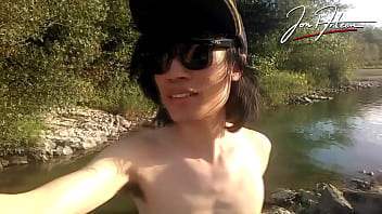Jon Arteen è questo ragazzo asiatico magro che balla uno spogliarello musicale sul fiume sorridendo mostrando il suo pube pieno che fa porno gay all'aperto con una scarpa da ginnastica e un feticcio della biancheria intima