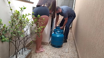 Hot customer asked for cooking gas and teased the delivery guy (Real video)