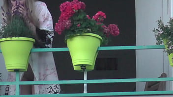 Una bella vicina bionda mostra per sbaglio la figa sul balcone