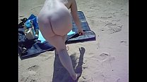 нудистка снимается на пляже