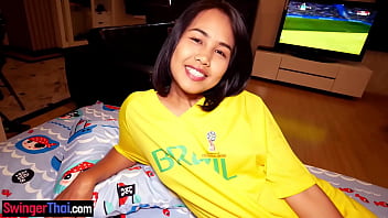 Guardare la Coppa del mondo con la giovane donna thailandese Lily Koh, che ci è piaciuto fare a entrambi