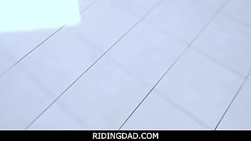 RidingDad - Padrastro cachondo se inclina sobre una mujer joven mientras hace su tarea