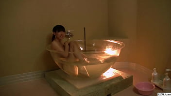 Japanische Amateur-Bootsfahrt und Baden in seltsamer Badewanne