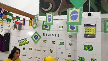 Depois  de assistir  o  jogo   da  copa  do mundo     a novinha   geovana  almeida  me covidou  para   comimorar   a vitoria do Brasil  entao  agente..transou  bem gostoso