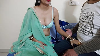 Desi indienne Sara a demandé à son Devar de montrer sa bite et de la baiser avec un jeu de rôle indien en audio hindi