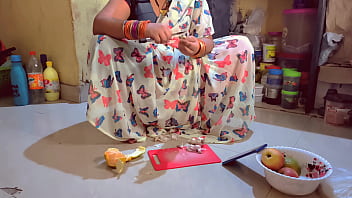 La belle-mère indienne aide son beau-fils pour le voyage à Goa