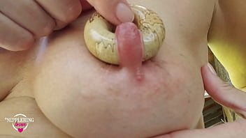 nippleringlover milf cornée jouant avec de gros anneaux de mamelon gras dans des mamelons percés étirés extrêmes à l'extérieur