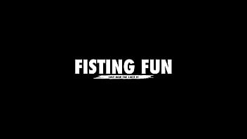 Fisting Fun Advanced, Rebecca Black y Stacy Bloom, Fisting anal, Fisting profundo, Áspero, Agujeros grandes, ButtRose, Orgasmo real FF006