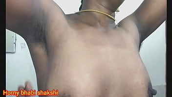 Bhabi le muestra los pezones, las axilas peludas, el coño peludo al hermanastro. Se folló el coño crempie con gemidos