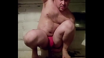 Русский гей скачет на палке колбасы и получает анальный оргазм!