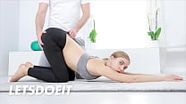 Yoga Slut Oxana Chic si gode il sesso appassionato con l'amante dopo gli esercizi - WHITEBOXXX