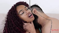 Débutant dans le porno, jeune femme noire au cul très chaud baise pour la première fois dans le porno devant des caméras - Little Devils #27 Vitoria Smith