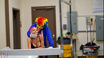 Чернокожая порнозвезда Джасамин Бэнкс трахается в оживленной прачечной с клоуном Гибби