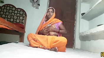Индийская симпатичная жена трахается в первый раз с ее кремовой тугой киской