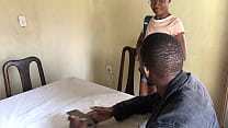 Чернокожая студентка пользуется своим учителем во время урока